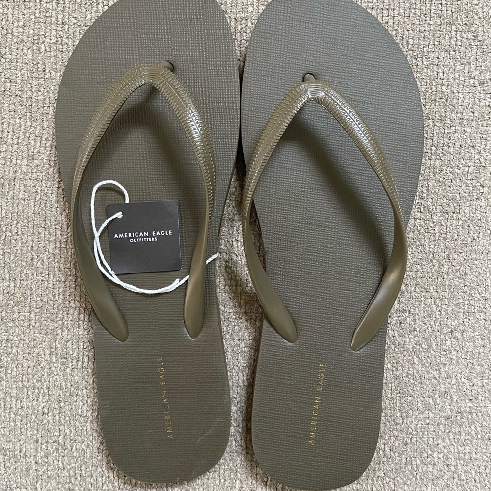 American Eagle flip flops